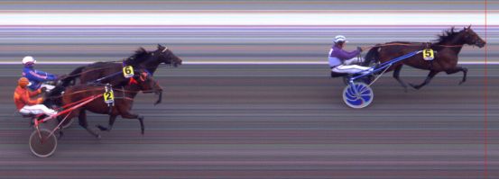 Målfoto for løp 1 på bane BI den 08.02.2014