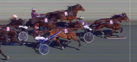 Målfoto for løp 8 på bane BI den 19.04.2021