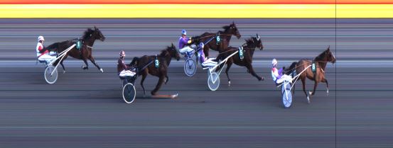 Målfoto for løp 4 på bane JA den 11.04.2014